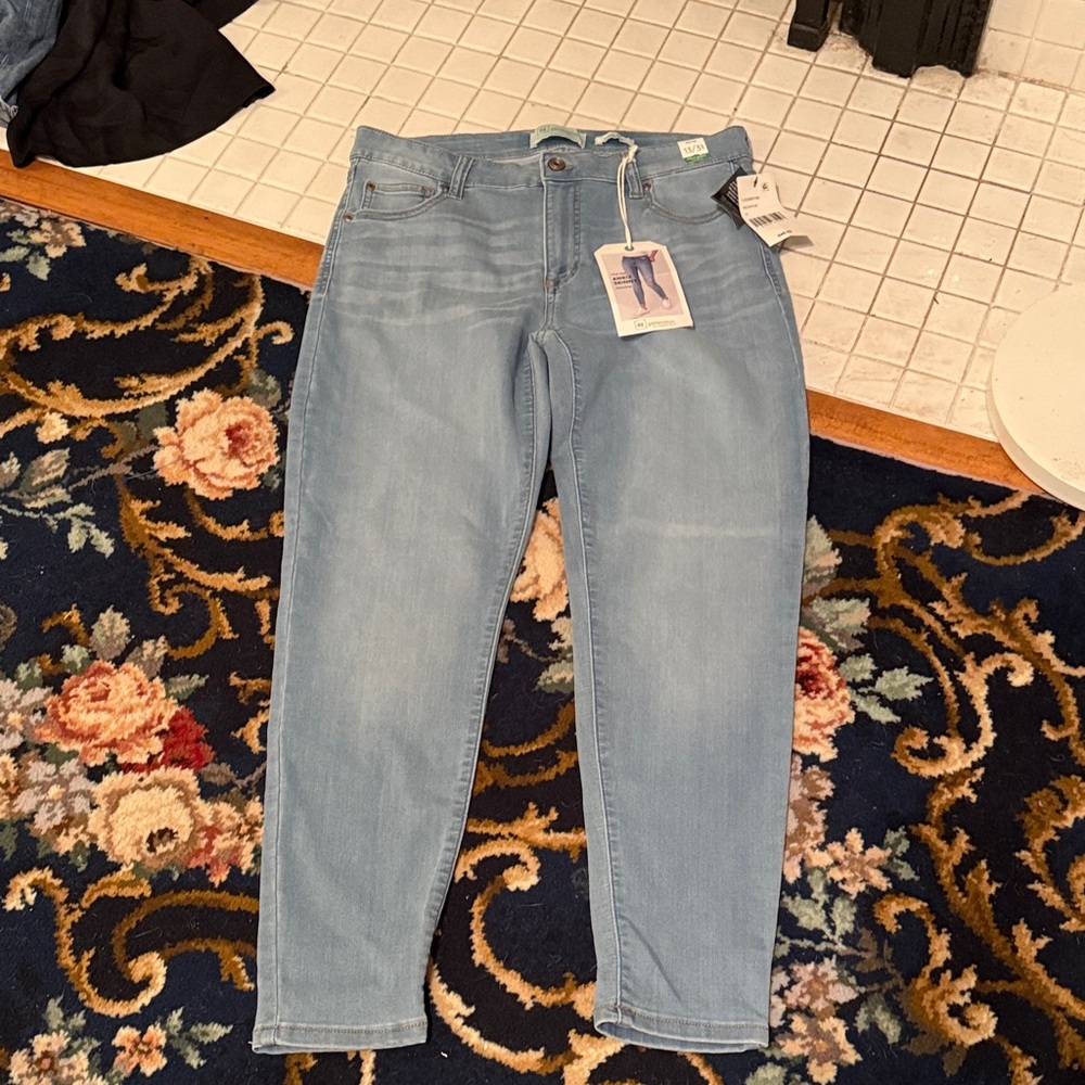 Celebrity Pink Light Wash Women's‎ Cropped Jeans